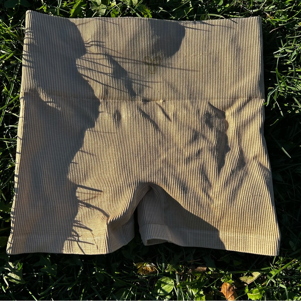 Aritzia TNA Ribbed Short Shorts Size Small Tan Lounge Casual